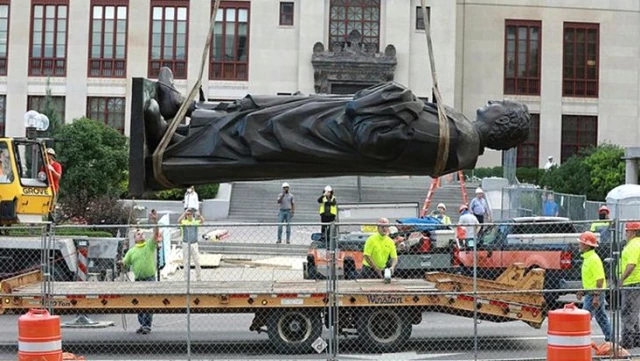 ABD'de ırkçılıkla suçlanan Kristof Kolomb'un heykeli kaldırıldı ...