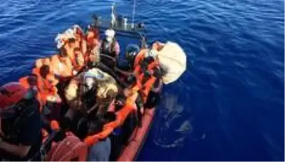 Akdeniz'de 180 göçmeni kurtaran yardım gemisi bir haftadır güvenli liman bekliyor