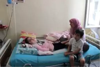 Bademcik ameliyatından sonra bitkisel hayata giren minik kızın yaşam mücadelesi Bademcik ameliyatından sonra bitkisel hayata giren minik kızın yaşam mücadelesi