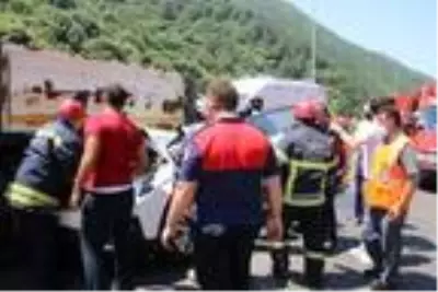 Cip, TIR'ın altına girdi: 2 ölü, 1 yaralı Cip, TIR'ın altına girdi: 2 ölü, 1 yaralı