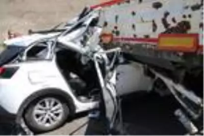 Cip, TIR'ın altına girdi: 2 ölü, 1 yaralı Cip, TIR'ın altına girdi: 2 ölü, 1 yaralı