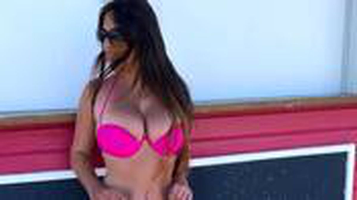 Dünyaca ünlü model Claudia Romani, ABD'nin kurtuluşunu bayraklı bikinisiyle kutladı