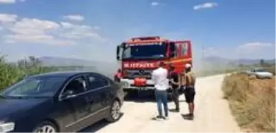 Ekin tarlasındaki yangına işçiler müdahale etti Ekin tarlasındaki yangına işçiler müdahale etti
