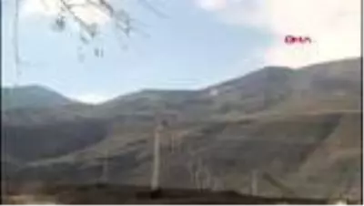 ERZİNCAN Köylüler, deredeki taşkın sırasında tehlikeyi hiçe sayıp 'selfie' ERZİNCAN Köylüler, deredeki taşkın sırasında tehlikeyi hiçe sayıp 'selfie'