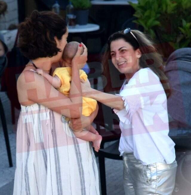 Halit Ergenç ve Bergüzar Korel'in gözlerden uzak büyüttüğü bebekleri ilk kez görüntülendi Halit Ergenç ve Bergüzar Korel'in gözlerden uzak büyüttüğü bebekleri ilk kez görüntülendi