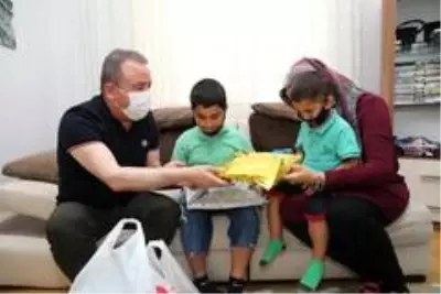 Halk Süt projesi başladı, ilk süt paketini Başkan Böcek teslim etti
