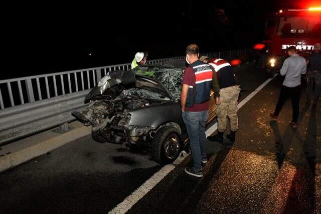 İş makinesine çarpan sürücü, hurdaya dönen otomobilden sağ çıktı İş makinesine çarpan sürücü, hurdaya dönen otomobilden sağ çıktı