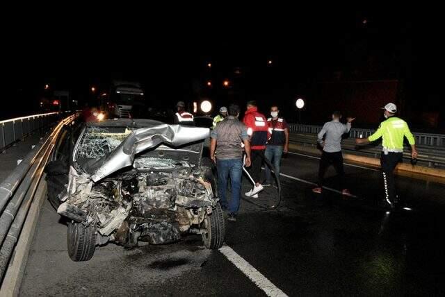 İş makinesine çarpan sürücü, hurdaya dönen otomobilden sağ çıktı İş makinesine çarpan sürücü, hurdaya dönen otomobilden sağ çıktı