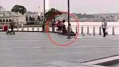 Öfkeli kadın, tartıştığı erkeği sokak ortasında evire çevire dövdü Öfkeli kadın, tartıştığı erkeği sokak ortasında evire çevire dövdü