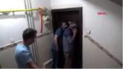Kocasının döverek eve kilitlediği kadını polis kurtardı Kocasının döverek eve kilitlediği kadını polis kurtardı