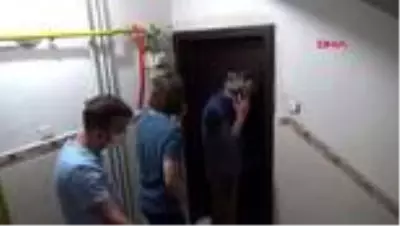 Kocasının döverek eve kilitlediği kadını polis kurtardı Kocasının döverek eve kilitlediği kadını polis kurtardı