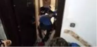 Kocasının döverek odaya kilitlediği kadını polis kurtardı Kocasının döverek odaya kilitlediği kadını polis kurtardı