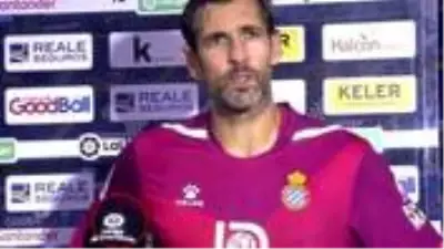 Küme düşme potasındaki Espanyol'un kalecisi Diego Lopez'e röportaj sırasında 2.Lig'in mikrofonu tutuldu Küme düşme potasındaki Espanyol'un kalecisi Diego Lopez'e röportaj sırasında 2.Lig'in mikrofonu tutuldu