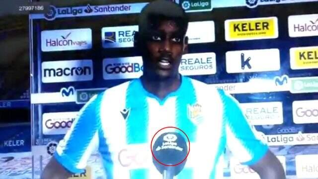 Küme düşme potasındaki Espanyol'un kalecisi Diego Lopez'e röportaj sırasında ikinci ligin mikrofonu tutuldu Küme düşme potasındaki Espanyol'un kalecisi Diego Lopez'e röportaj sırasında ikinci ligin mikrofonu tutuldu