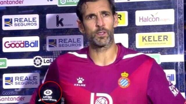 Küme düşme potasındaki Espanyol'un kalecisi Diego Lopez'e röportaj sırasında ikinci ligin mikrofonu tutuldu Küme düşme potasındaki Espanyol'un kalecisi Diego Lopez'e röportaj sırasında ikinci ligin mikrofonu tutuldu