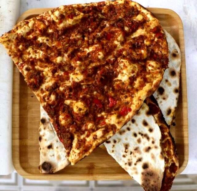 Lahmacun sarımsaklı mı olur soğanlı mı? Lahmacun sarımsaklı mı olur soğanlı mı?