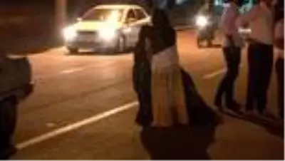 Maske kavgasında polis fenalık geçiren kadının başından bir an olsun ayrılmadı Maske kavgasında polis fenalık geçiren kadının başından bir an olsun ayrılmadı