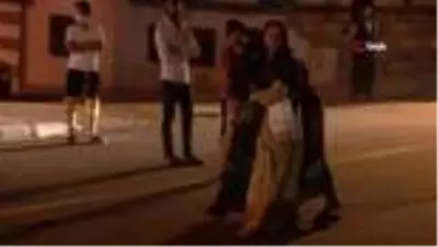 Maske kavgasında polis fenalık geçiren kadının başından bir an olsun ayrılmadı Maske kavgasında polis fenalık geçiren kadının başından bir an olsun ayrılmadı