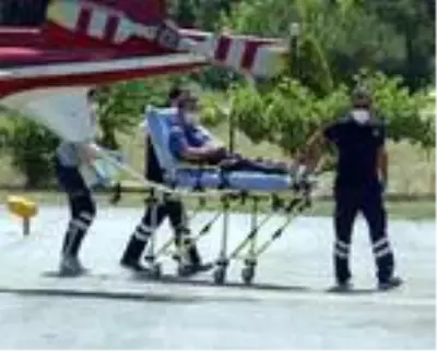 Motorlu testereyle omzunu kesti, ambulans helikopterle hastaneye götürüldü Motorlu testereyle omzunu kesti, ambulans helikopterle hastaneye götürüldü