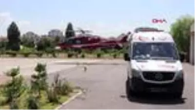 Motorlu testereyle omzunu kesti, ambulans helikopterle hastaneye götürüldü Motorlu testereyle omzunu kesti, ambulans helikopterle hastaneye götürüldü