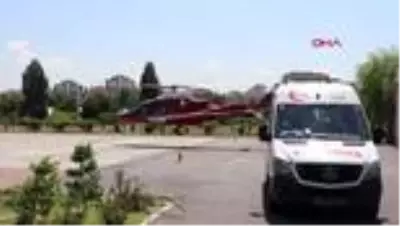 Motorlu testereyle omzunu kesti, ambulans helikopterle hastaneye götürüldü Motorlu testereyle omzunu kesti, ambulans helikopterle hastaneye götürüldü