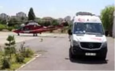 Motorlu testereyle omzunu kesti, ambulans helikopterle hastaneye götürüldü Motorlu testereyle omzunu kesti, ambulans helikopterle hastaneye götürüldü