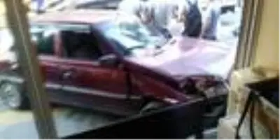Otomobilin kadına çarpıp ardından dükkana daldığı anlar kamerada