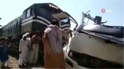 Pakistan'da tren, yolcu otobüsüne çarptı: 19 ölü Pakistan'da tren, yolcu otobüsüne çarptı: 19 ölü
