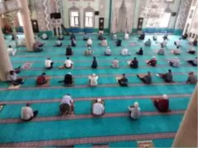 Reşadiye Camii içerisinde 107 gün sonra cuma namazı kılındı