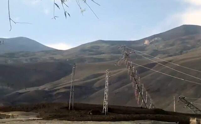 Sel sularının enerji hatlarını yıkma anı kamerada Sel sularının enerji hatlarını yıkma anı kamerada