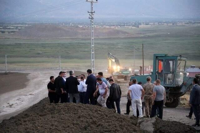 Sel sularının enerji hatlarını yıkma anı kamerada Sel sularının enerji hatlarını yıkma anı kamerada