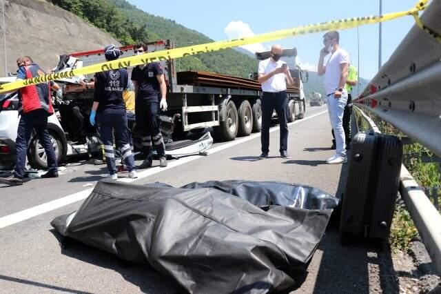 TEM'de otomobil tıra ok gibi saplandı: 2 kişi öldü, 1 kişi ağır yaralandı TEM'de otomobil tıra ok gibi saplandı: 2 kişi öldü, 1 kişi ağır yaralandı