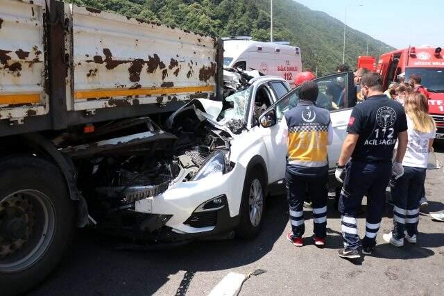 TEM'de otomobil tıra ok gibi saplandı: 2 kişi öldü, 1 kişi ağır yaralandı TEM'de otomobil tıra ok gibi saplandı: 2 kişi öldü, 1 kişi ağır yaralandı