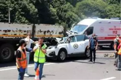 TEM'de otomobil tıra ok gibi saplandı: 2 ölü 1 yaralı