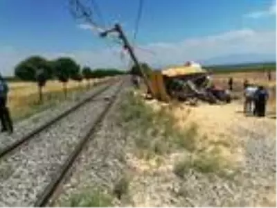 Treninin çarptığı traktörün römorku arkasındaki traktörün üzerine devrildi: 1 ölü, 2 yaralı Treninin çarptığı traktörün römorku arkasındaki traktörün üzerine devrildi: 1 ölü, 2 yaralı