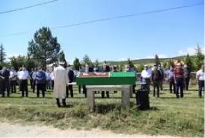 Vali Çelik, şehit babası Yaşar Yıldız'ın cenaze törenine katıldı