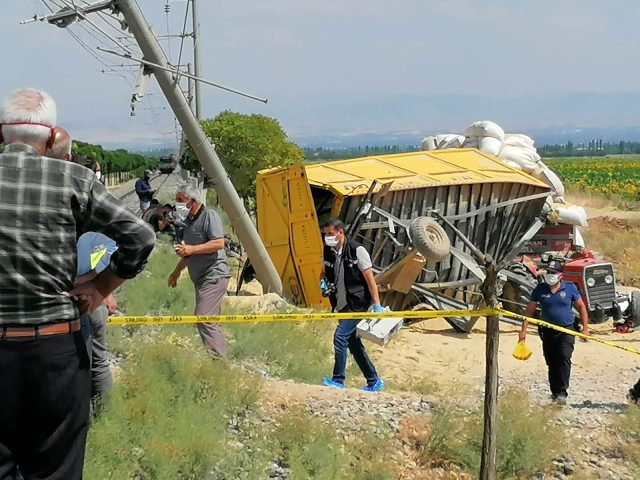 Yük trenini çarptığı römork başka bir traktörün üstüne düştü: 1 ölü, 2 yaralı