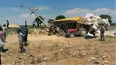 Yük treninin çarptığı römork, traktörün üstüne düştü: 1 ölü, 2 yaralı Yük treninin çarptığı römork, traktörün üstüne düştü: 1 ölü, 2 yaralı