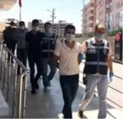 80 yaşındaki kadını FETÖ yalanıyla dolandıran 4 şüpheli Şanlıurfa'da yakalandı 80 yaşındaki kadını FETÖ yalanıyla dolandıran 4 şüpheli Şanlıurfa'da yakalandı