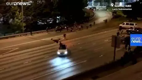 ABD'de 'siyahilerin hayatı değerlidir' eylemleri: Bir sürücü aracını göstericilerin üzerine sürdü ABD'de 'siyahilerin hayatı değerlidir' eylemleri: Bir sürücü aracını göstericilerin üzerine sürdü