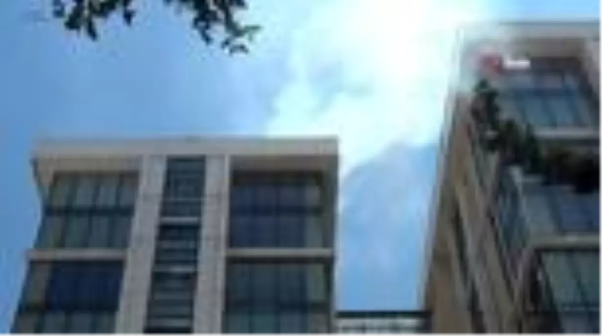 AVM çatısında yangın: 1 itfaiye eri yaralanırken, 2 kişi dumandan etkilendi