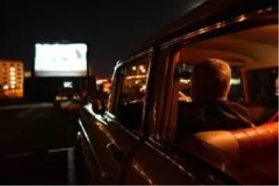 Son dakika haber... Ay ışığı altında arabada sinema keyfi