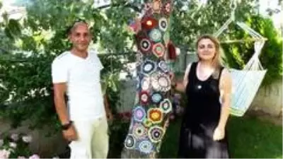 Balıkesir'de kendi için diktiği şalı ağaçlara giydirdi, ağaçlar ilgi odağı oldu