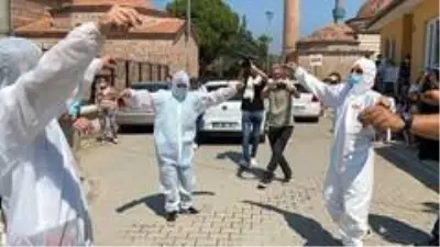 Damat düğünde korona virüsten korunmak için özel tulum giyerek göbek attı Damat düğünde korona virüsten korunmak için özel tulum giyerek göbek attı