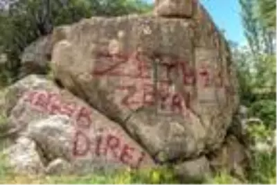 Defineciler 2 bin yıllık eserleri parçaladı Defineciler 2 bin yıllık eserleri parçaladı