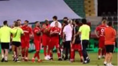Denizlispor Başkanı Ali Çetin, maç sonunda sahaya su şişesi fırlattı Denizlispor Başkanı Ali Çetin, maç sonunda sahaya su şişesi fırlattı