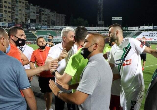 Denizlispor Başkanı Ali Çetin, maç sonunda sahaya su şişesi fırlattı Denizlispor Başkanı Ali Çetin, maç sonunda sahaya su şişesi fırlattı