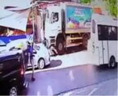 Esenyurt'ta kadının çöp kamyonunun altında kaldığı kaza güvenlik kamerasında