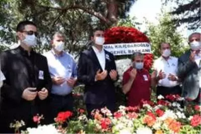 Eski bakan Mehmet Moğultay, mezarı başında anıldı Eski bakan Mehmet Moğultay, mezarı başında anıldı
