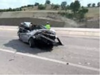Gediz'de otomobil TIR'a çarptı: 3 yaralı Gediz'de otomobil TIR'a çarptı: 3 yaralı